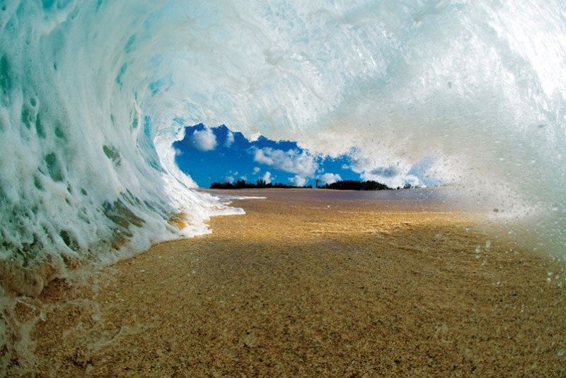 Игрушечная волна. Но если на секунду представить, что это настоящая большая волна, становится не по себе. Серфинг без компромисов )).