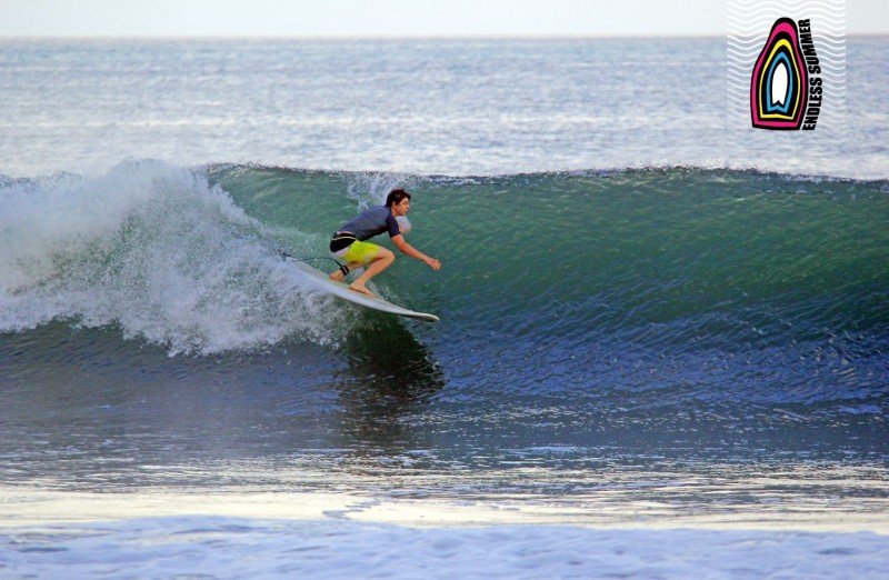 Фотография серфер ученик школы серфинга на Бали Endless Summer едет вдоль волны
