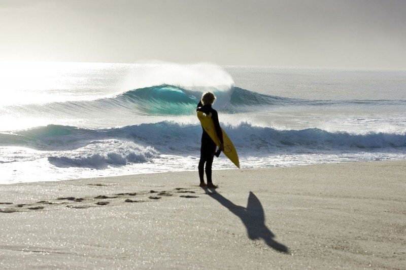 Фото Выбирайте серф спот соответствующий вашему уровню катания серфер смотрит на волну