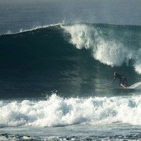 Андрей Пенза Первухин серфит на Бали