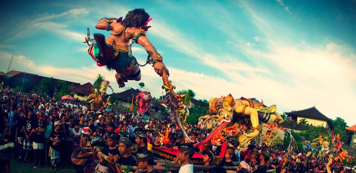 Картинка шествие и парад Ого-ого за день перед Ниепи - день тишины на Бали