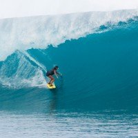Фотография известный серфер на больших волнах Майя Габейра едет по волне