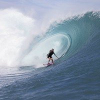 Фотография известный серфер на больших волнах Майя Габейра едет в трубе