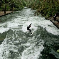 Фотография волна на реке Айсбах в Мюнхене