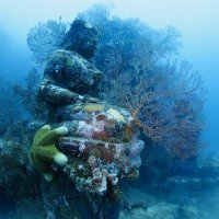 Изображение подводный храм в Пемутеране на Бали статуя