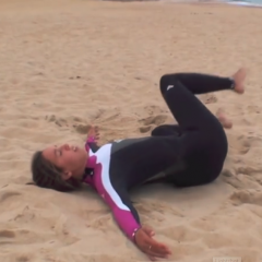 Изображение упражнения для разминки на мышцы кора от про серфингистки Салли Фицджиббонс