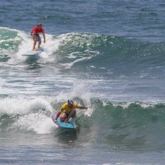 Фотография русские серферы едут на волне на соревнованиях Surf Jam