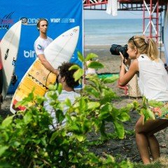 Фото русские серферы напротив прессволл на соревнованиях по серфингу Surf Jam