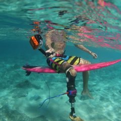Фотография серфер без ноги Майк Кутс под водой