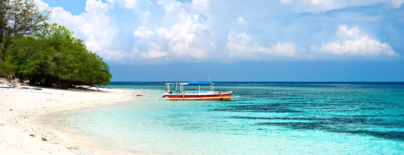 Фото пляжа с белым песком острова Гили рядом с Бали