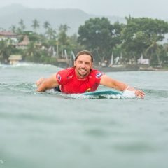 Фотография русский серфер Евгений Исаков гребет на соревнованиях по серфингу SurfJam 2016