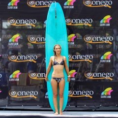 Фотография русская серферша Ирина Кособукина позирует на соревнованиях по серфингу SurfJam 2016