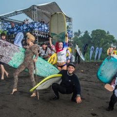 Фото участники в костюмах фан-контеста на фестивале серфинга SurfJam 2016