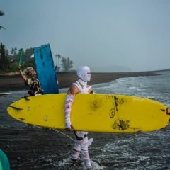 Фото участник в костюме мумии на фан-контеста на фестивале серфинга SurfJam 2016