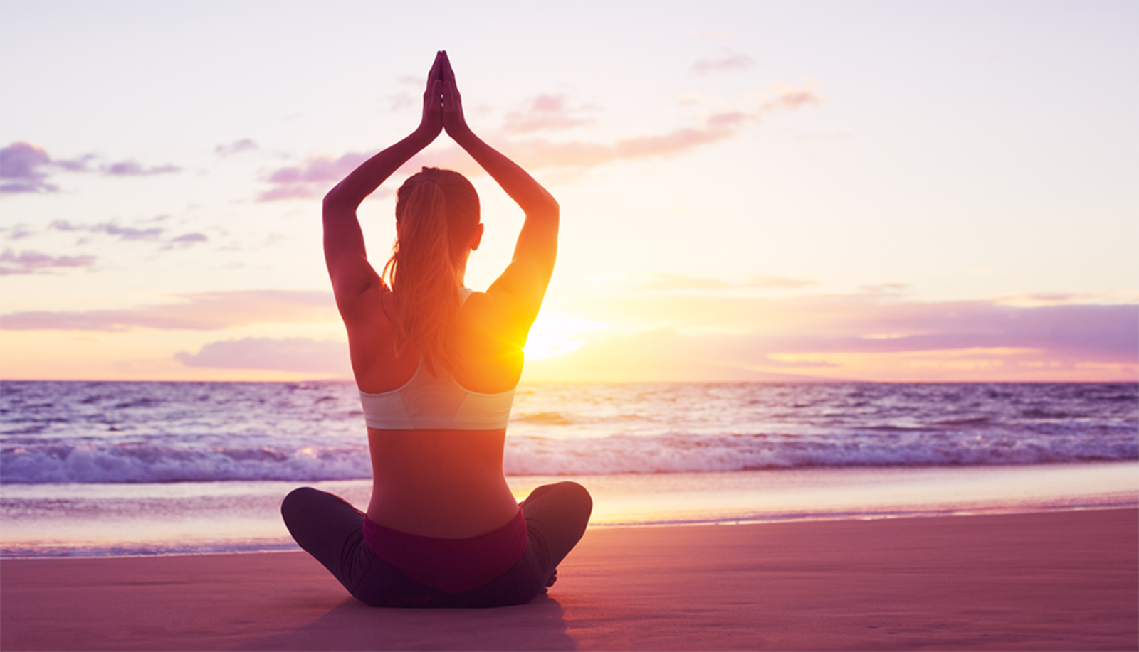 Медитация на счастье. Девушка йога. Йога на море. Хатха йога. Красивое здоровое тело.