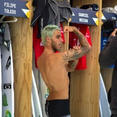 Фотография чемпион по серфингу Филипе Толедо на чемпионат мира по серфингу Corona Open J-Bay позирует-0396