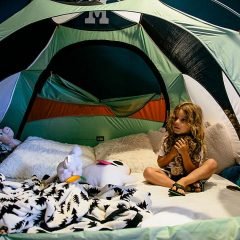 Фотография сын знаменитого серфера Роб Мачадо ночует в палатке