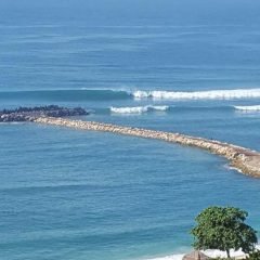 Фотография одна из лучших волн для серфинга на Бали после вмешательства человека