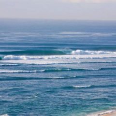 Фотография одна из лучших волн для серфинга на Бали до вмешательства человека