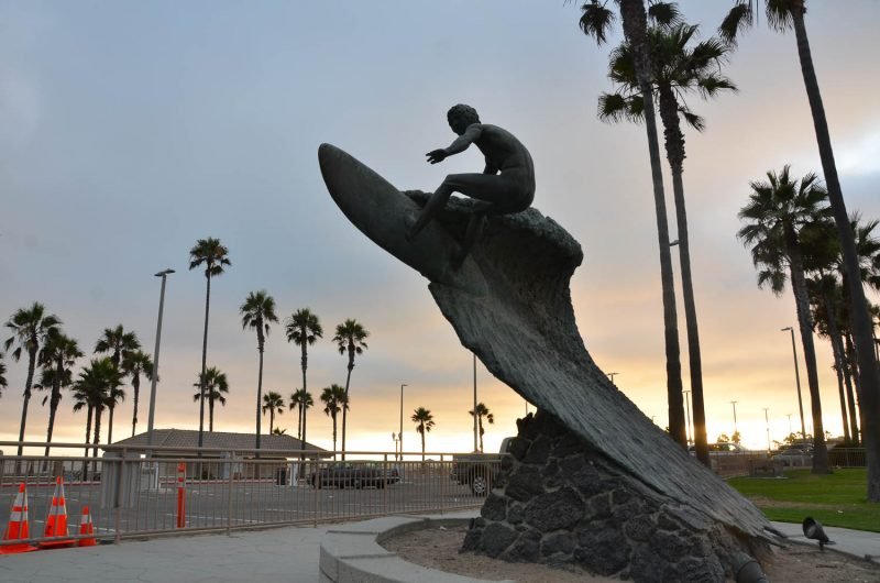 Изображение статуя волна и сёрфер