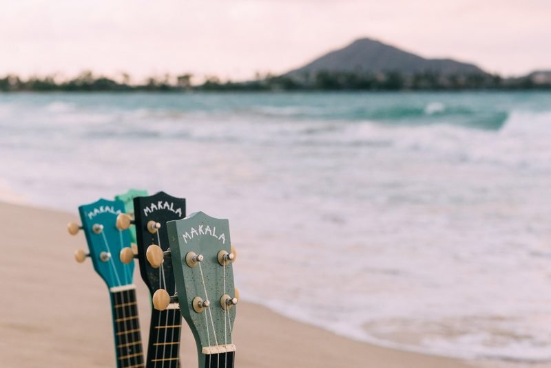 изображение укулеле на пляже музыка для сёрифнга