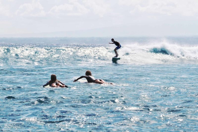 Изображение сёрфинг на Бали в сезон дождей